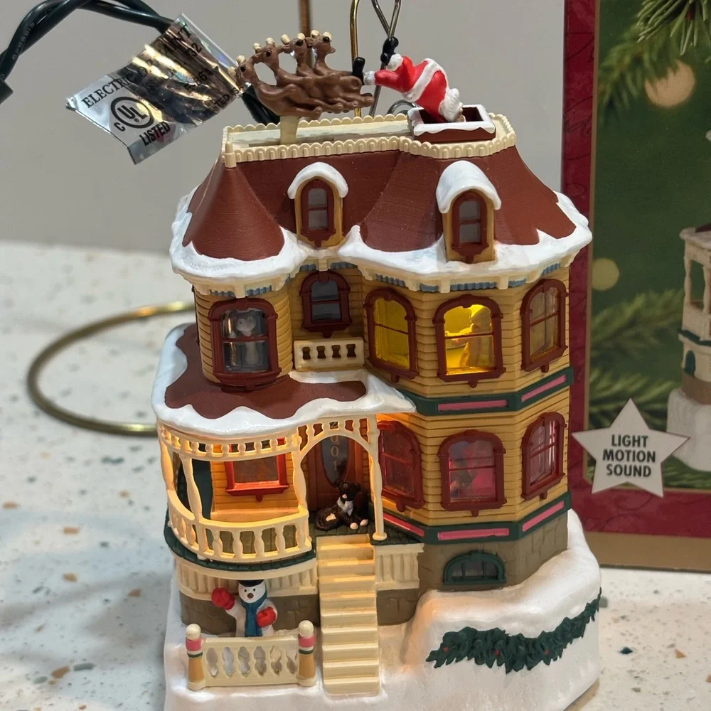 Vintage 2001 Hallmark Keepsake Ornament “Up on the Housetop”‎ magic ornament